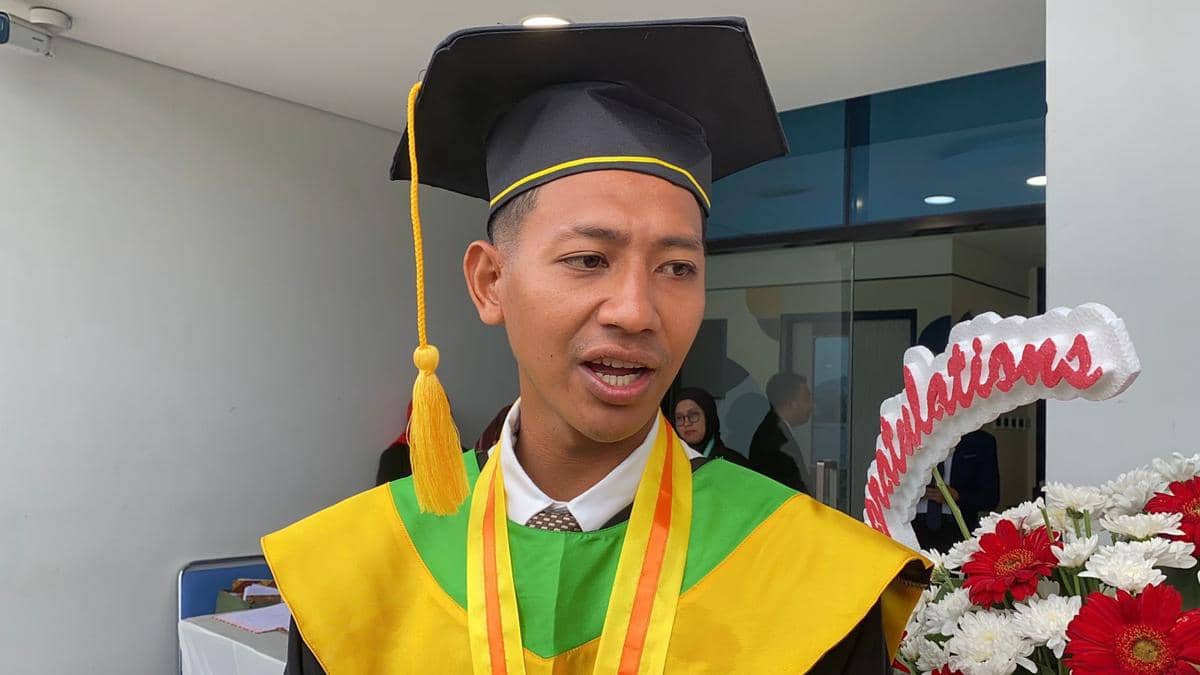 Beckham Putra Jadi Sarjana Ilmu Pemerintahan, Rayakan dengan Selebrasi 'Ice Cold'