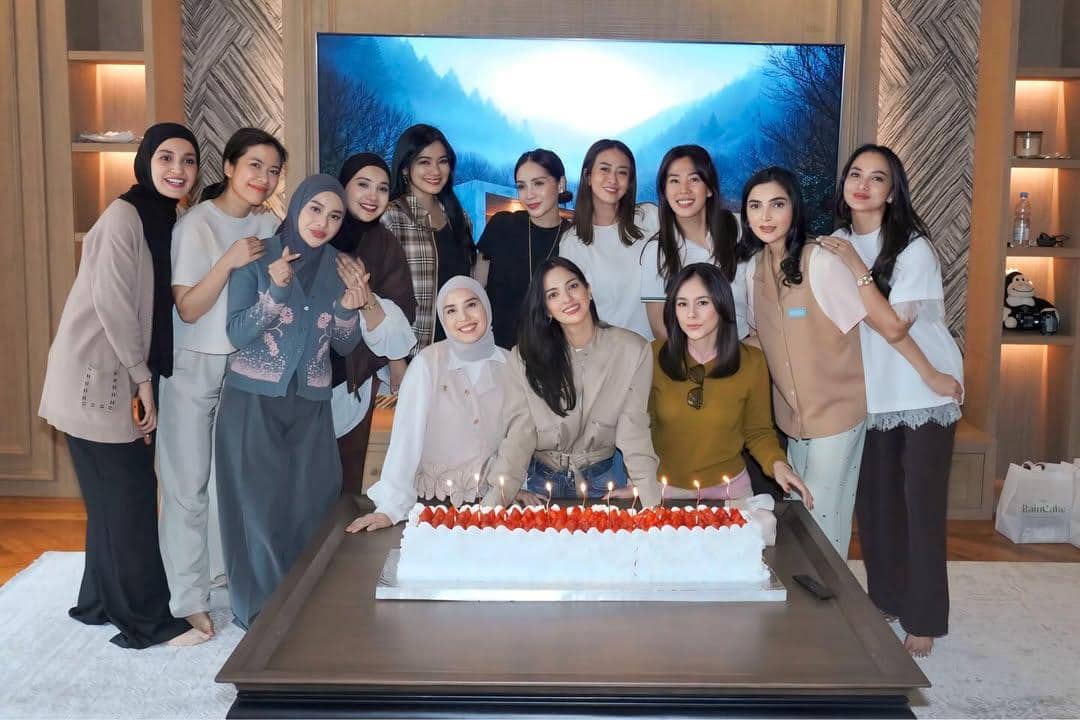 Gaya Geng Cendol di Birthday Party Nia Ramadhani