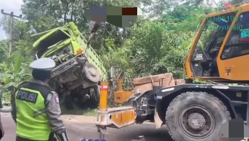 Truk angkutan batu bara usai terlibat kecelakaan beruntun di Jalintim Palembang–Jambi Km 170, Desa Simpang Tungkal, Muba, Rabu (15/4/2026). Insiden tersebut menyebabkan satu pengendara motor meninggal dunia.