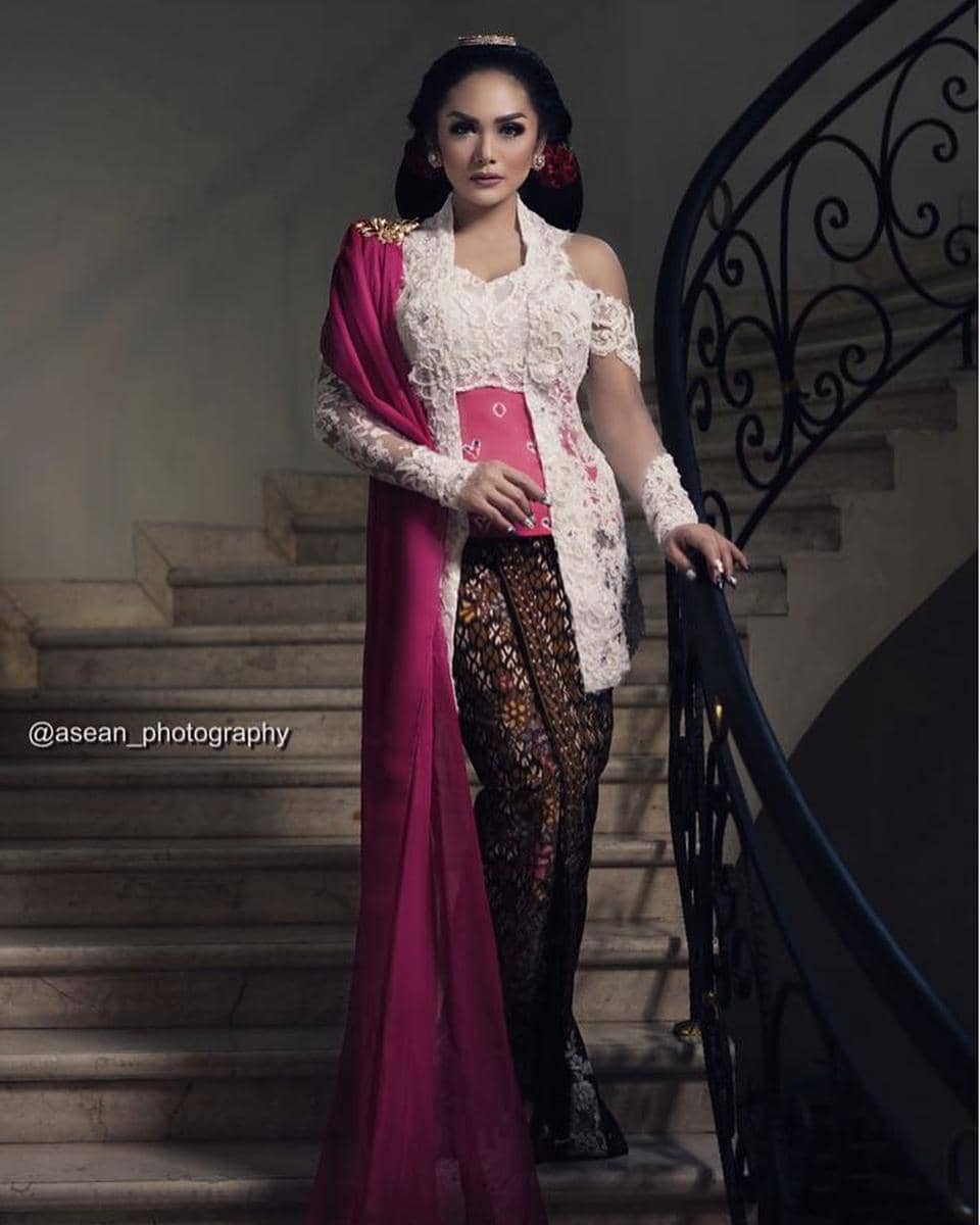 Gaya Kris Dayanti di Hari Kartini Tahun ke Tahun