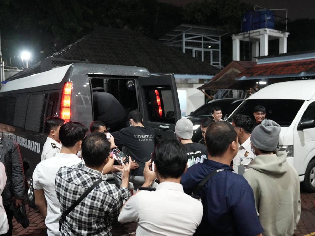 Imigrasi Bogor deportasi 13 WN Jepang pelaku penipuan daring. 