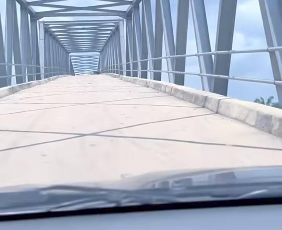 Rekaman pengendara saat melintas di Jembatan Air Sugihan dan harus membayar uang. 