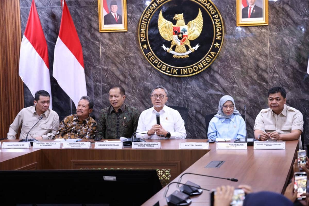Menteri Koordinator Bidang Pangan sekaligus Ketua Satgas Pembentukan Kopdes Merah Putih, Zulkifli Hasan (tengah) dalam konferensi pers di Kantor Kemenko Pangan, Rabu (15/4). (dok. HUMAS MENPANRB)