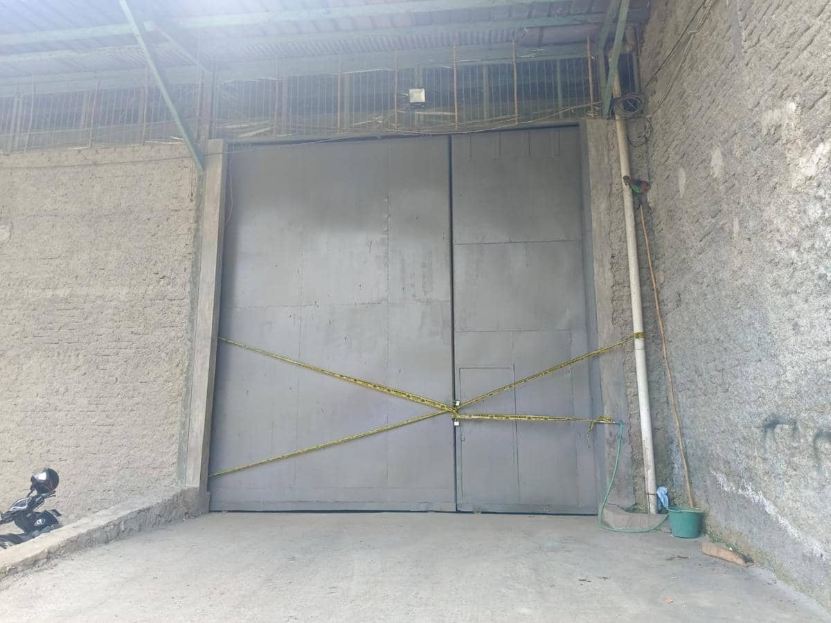 Bareskrim Gerebek Gudang Impor Pakaian Bekas Ilegal di Padalarang