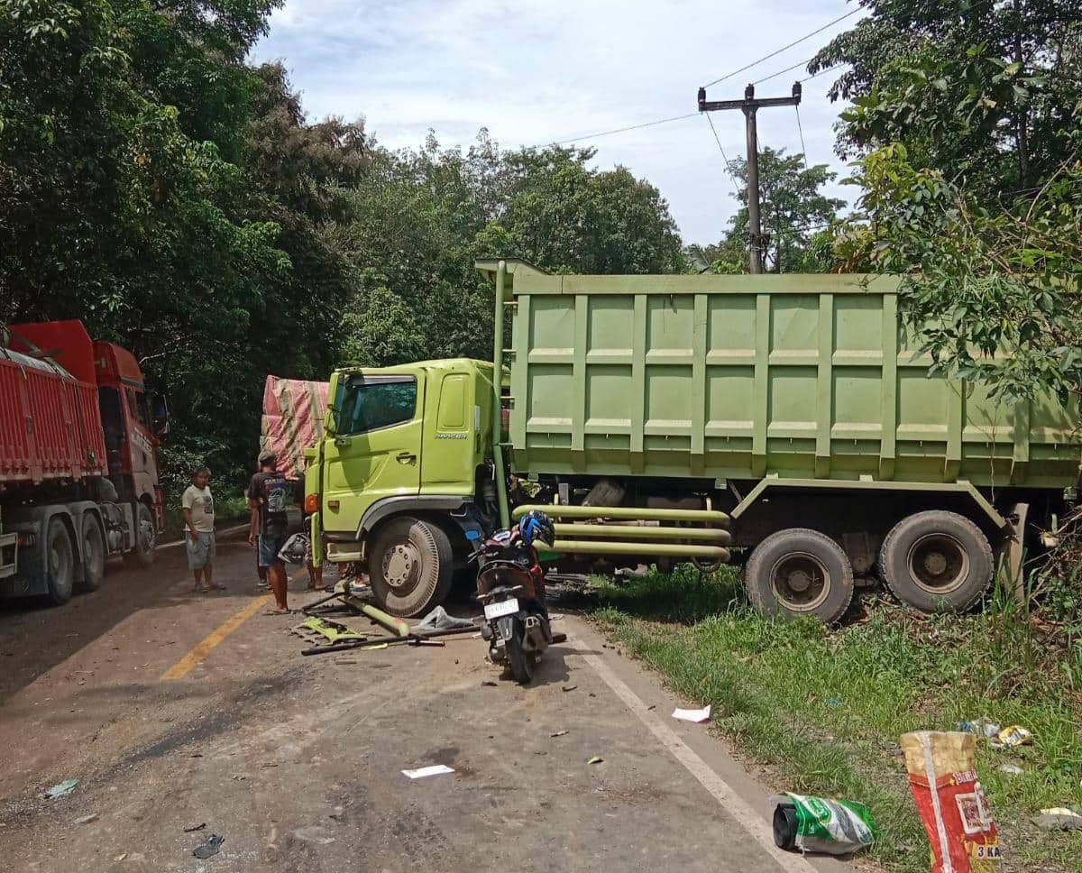 Truk angkutan batu bara usai terlibat kecelakaan beruntun di Jalintim Palembang–Jambi Km 170, Desa Simpang Tungkal, Muba, Rabu (15/4/2026). Insiden tersebut menyebabkan satu pengendara motor meninggal dunia.