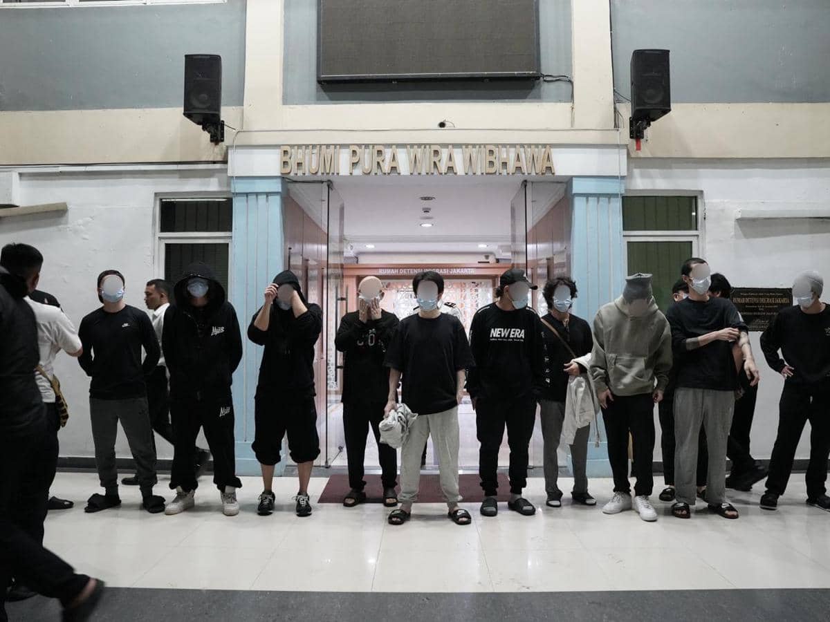 Imigrasi Bogor deportasi 13 WN Jepang pelaku penipuan daring.