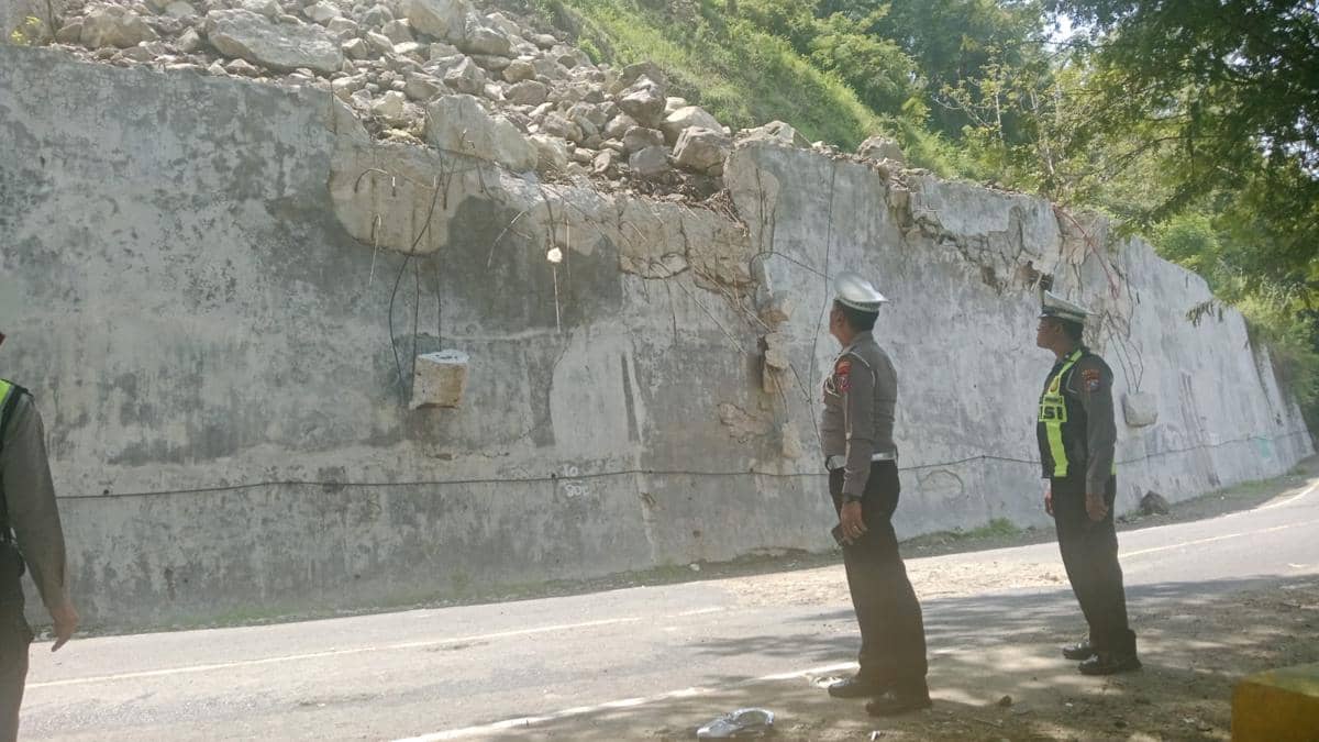 Mobil di Trenggalek Tertimpa Batu, Akses Jalan Menuju Ponorogo Ditutup