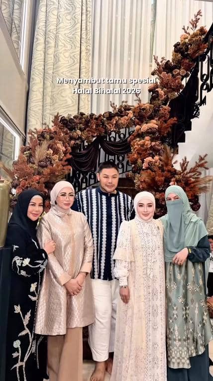 artis di halal bihalal di rumah Shella Saukia)