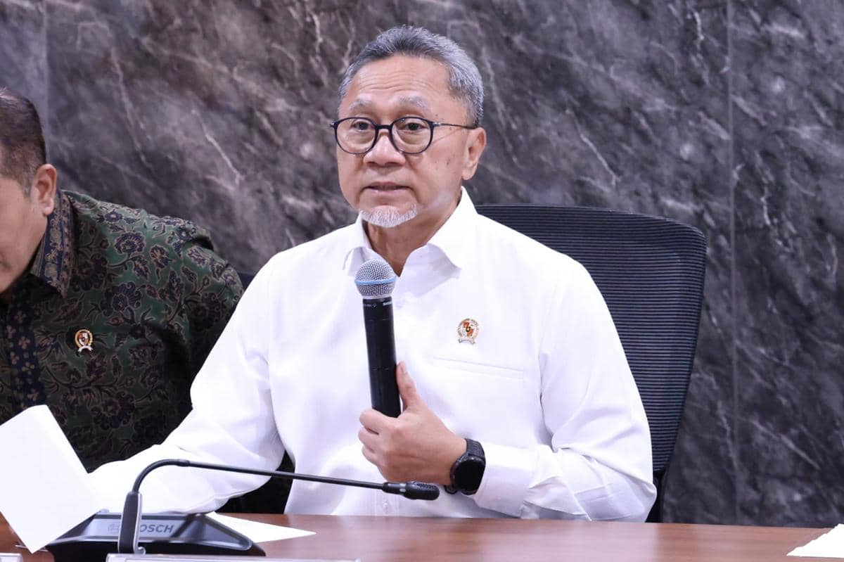 Menteri Koordinator Bidang Pangan sekaligus Ketua Satgas Pembentukan Kopdes Merah Putih, Zulkifli Hasan (tengah) dalam konferensi pers di Kantor Kemenko Pangan, Rabu (15/4). (dok. HUMAS MENPANRB)