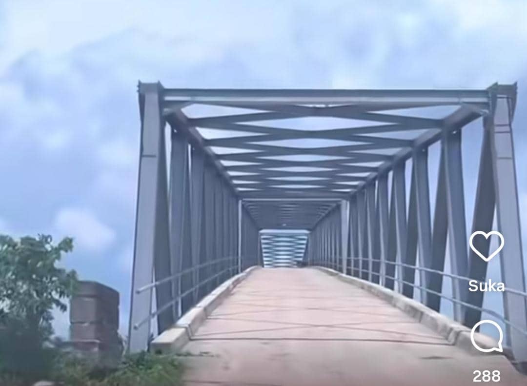 Tangkapan gambar video viral medsos soal pungli di jembatan perbatasan