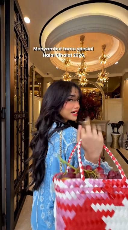 artis di halal bihalal di rumah Shella Saukia 