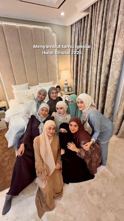 artis di halal bihalal di rumah Shella Saukia 