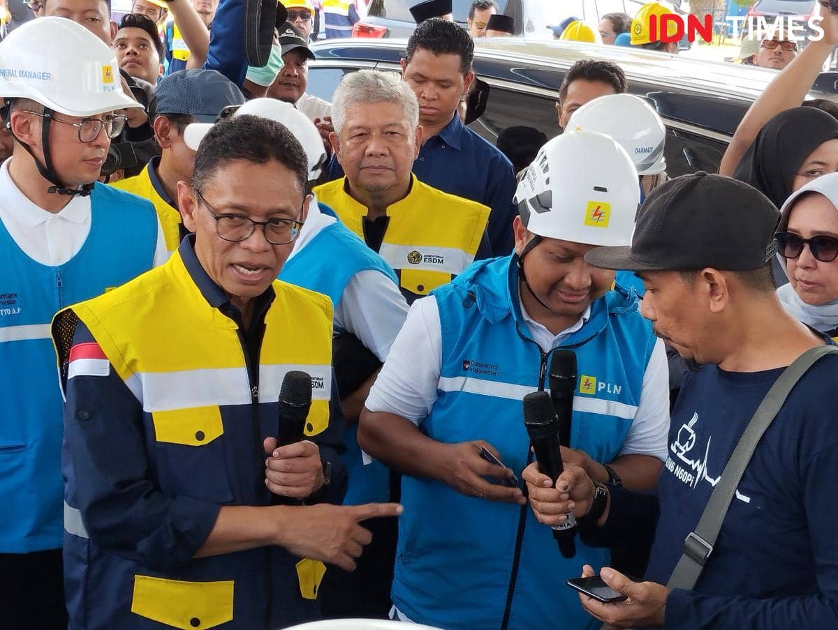 Wakil Menteri Energi dan Sumber Daya Mineral (ESDM), Yuliot Tanjung saat meninjau SPKLU di Rest Area KM 379A Batang, Selasa (18/3/2026). (IDN Times/Dhana Kencana)