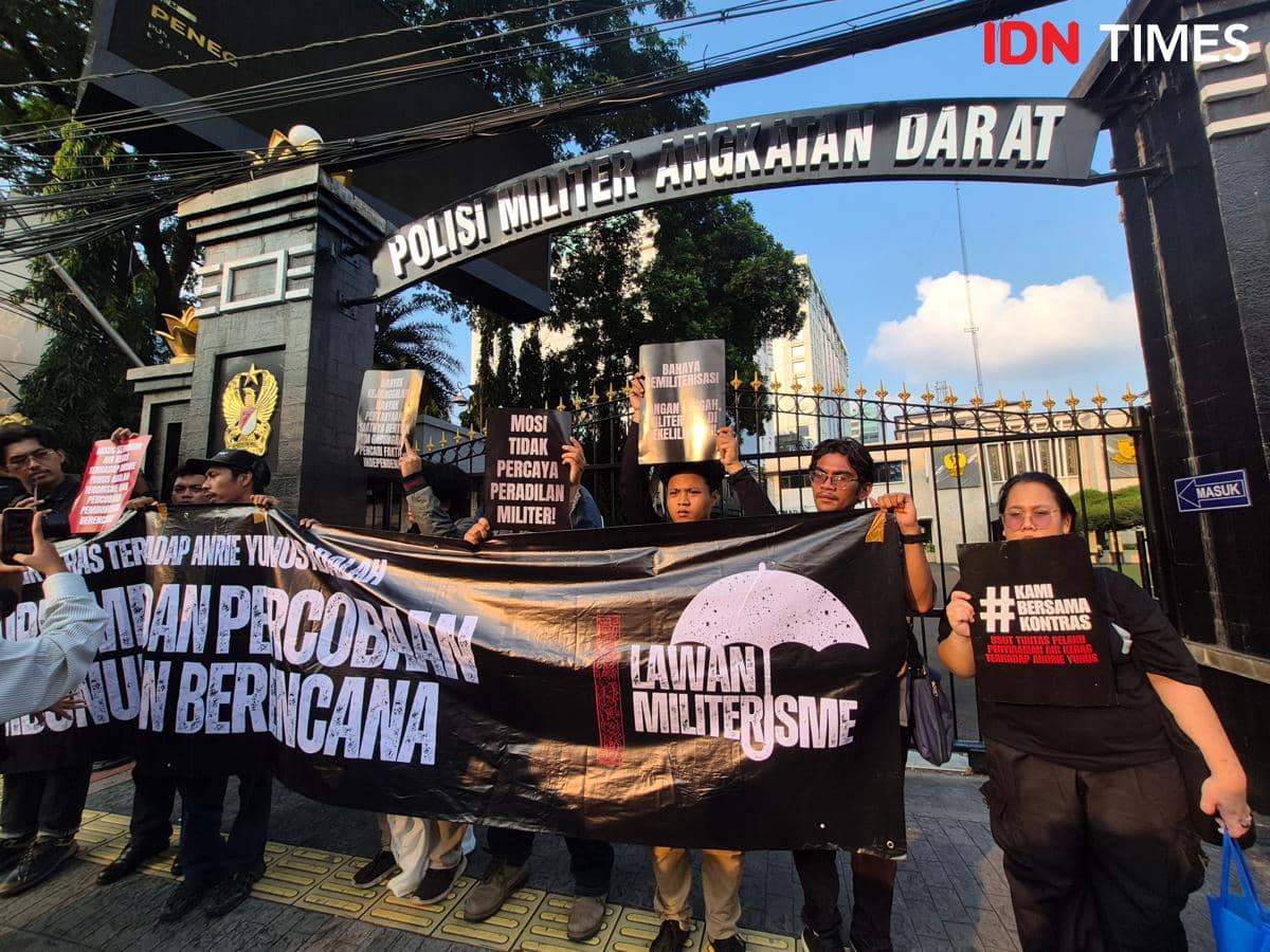 Dukung Andrie Yunus, Mahasiswa Gelar Aksi Protes di Depan POM TNI AD