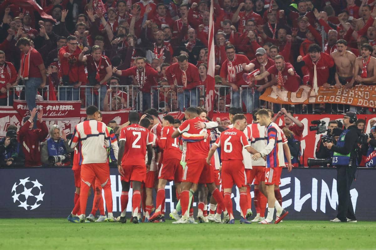 Para pemain Bayern Munich merayakan gol Michael Olise ke gawang Real Madrid.