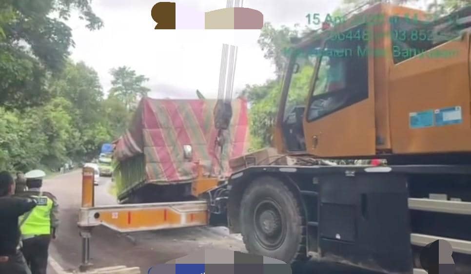 Truk angkutan batu bara usai terlibat kecelakaan beruntun di Jalintim Palembang–Jambi Km 170, Desa Simpang Tungkal, Muba, Rabu (15/4/2026). Insiden tersebut menyebabkan satu pengendara motor meninggal dunia. 
