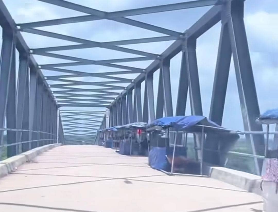 Rekaman pengendara saat melintas di Jembatan Air Sugihan dan harus membayar uang.