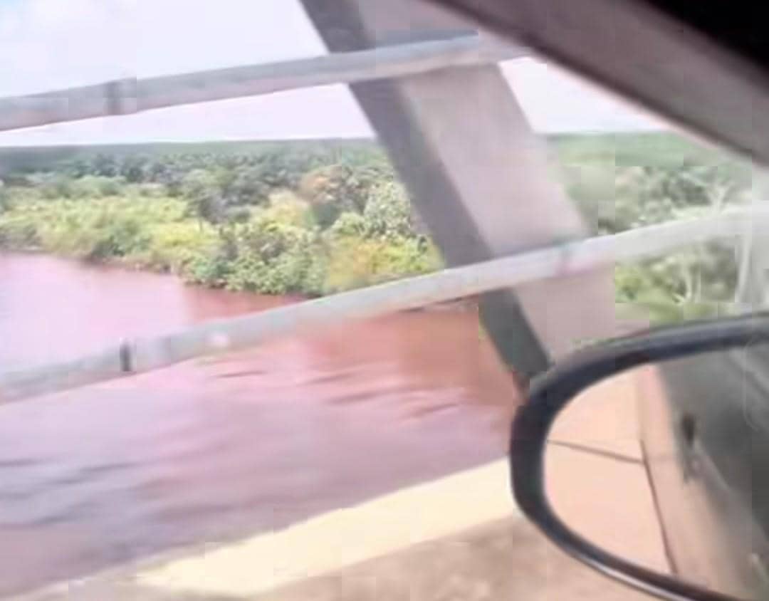 Rekaman pengendara saat melintas di Jembatan Air Sugihan dan harus membayar uang.