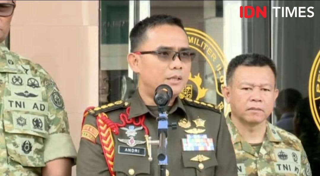 Kepala Oditur Militer II-07 Jakarta, Kolonel (Chk) Andri Wijaya ketika memberikan keterangan pers di Pengadilan Militer II-08 Jakarta pada Kamis (16/4/2026). (IDN Times/Santi Dewi)