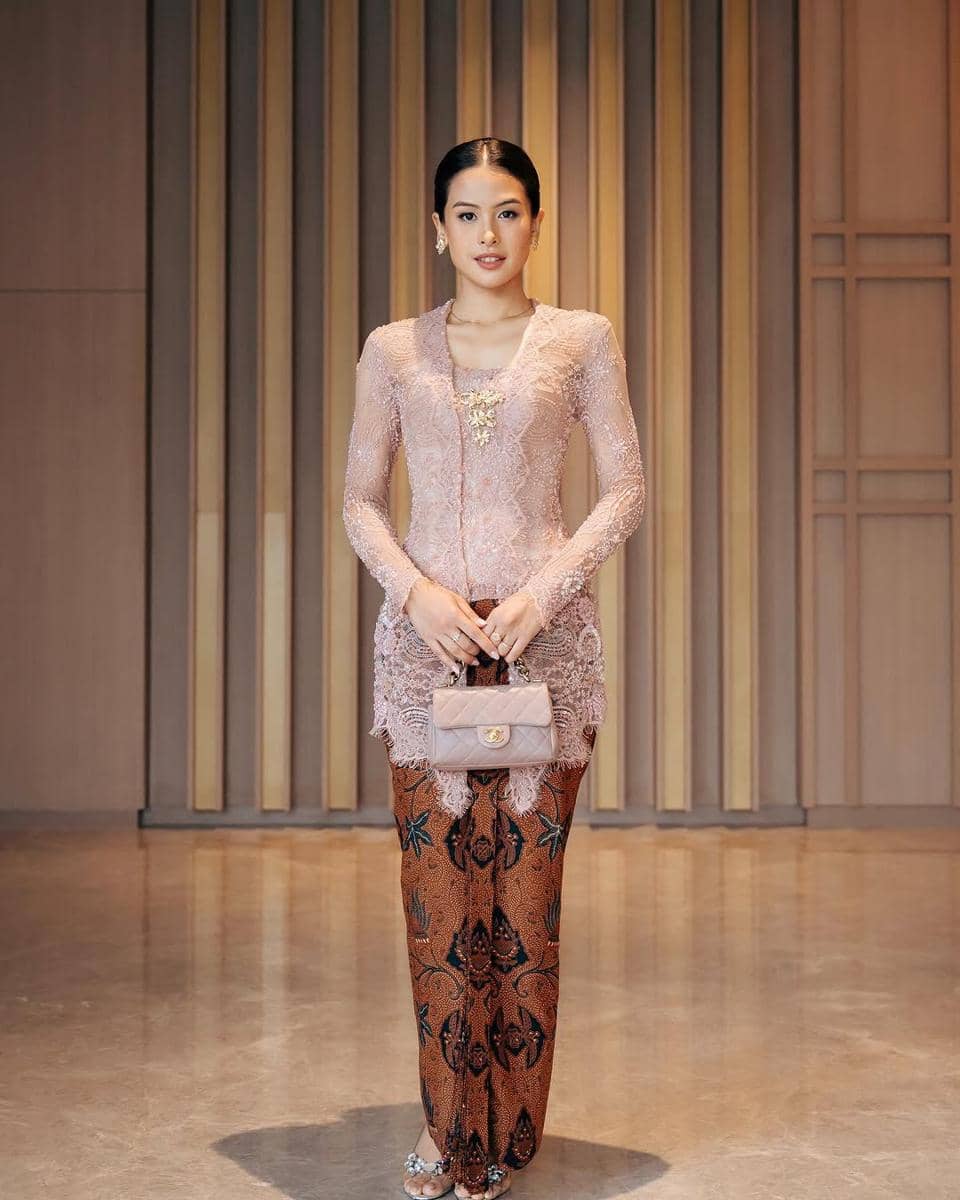 kebaya Maudy Ayunda