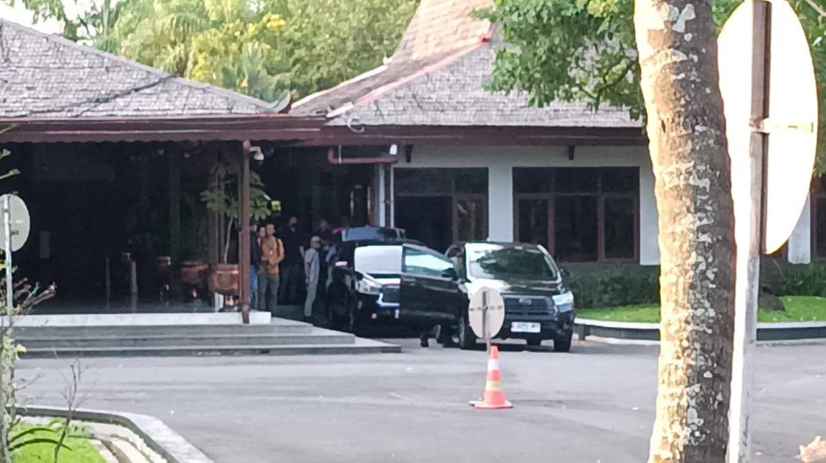 Petugas KPK saat berada di Pendopo Kongas Arum Kusumaning Bongso Tulungagung. IDN Times/Bramanta Pamungkas