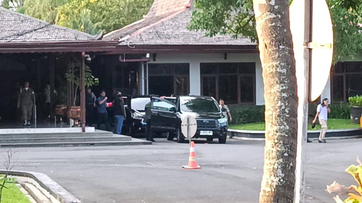 Petugas KPK saat berada di Pendopo Kongas Arum Kusumaning Bongso Tulungagung. IDN Times/Bramanta Pamungkas