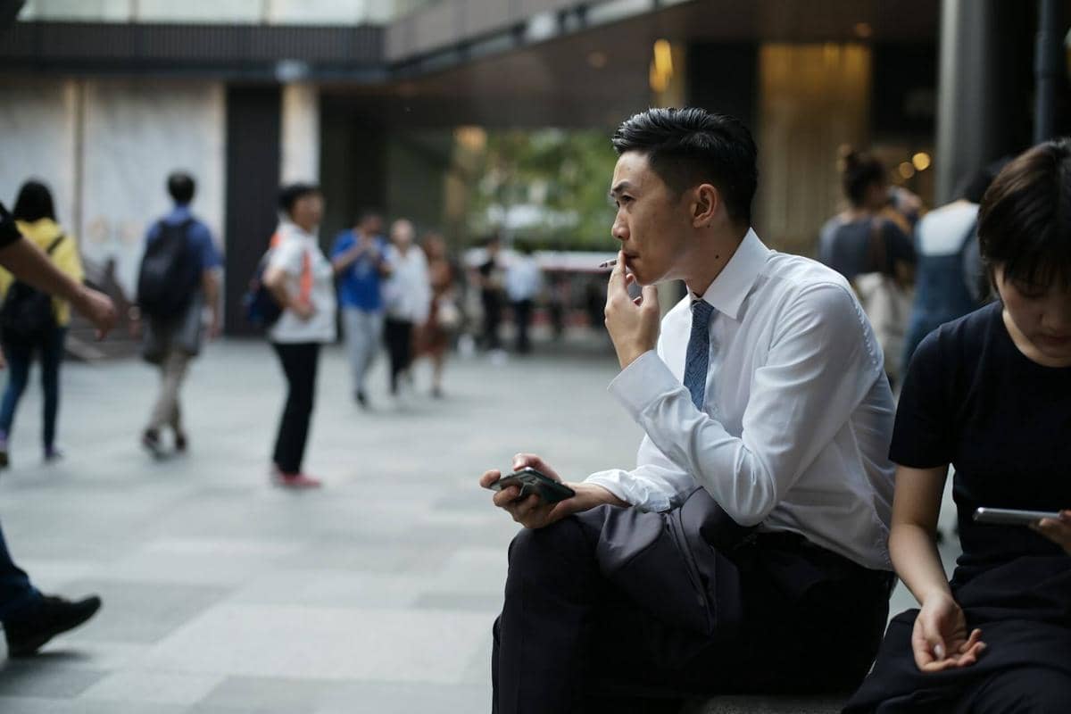 ilustrasi karyawan sedang merokok