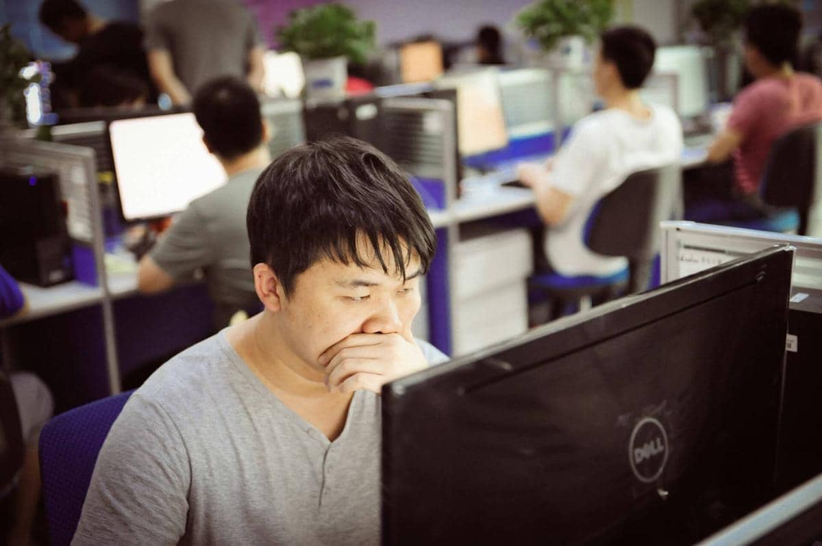 ilustrasi karyawan fokus bekerja