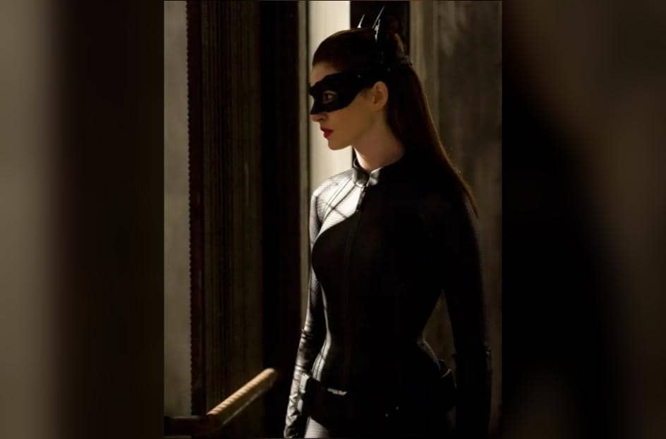 cuplikan adegan Catwoman yang diperankan Anne Hathaway 