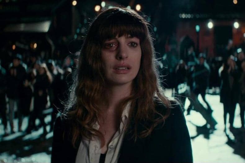 cuplikan adegan yang diperankan Anne Hathaway dalam film Colossal