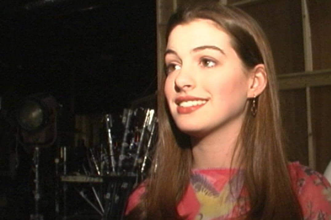 cuplikan adegan yang diperankan Anne Hathaway dalam serial Get Real