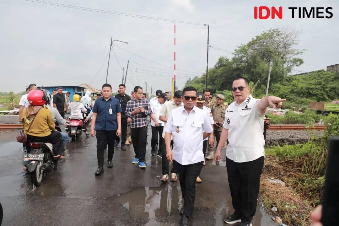 Budi Rustandi dampingi gubernur mengecek pembangunan di Kota Serang (Dok. Khaerul Anwar)