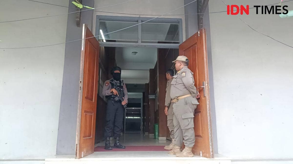 Polisi dan Satpol PP melakukan penjagaan di lokasi penggelerahan KPK di Tulungagung. IDN Times/Bramanta Pamungkas