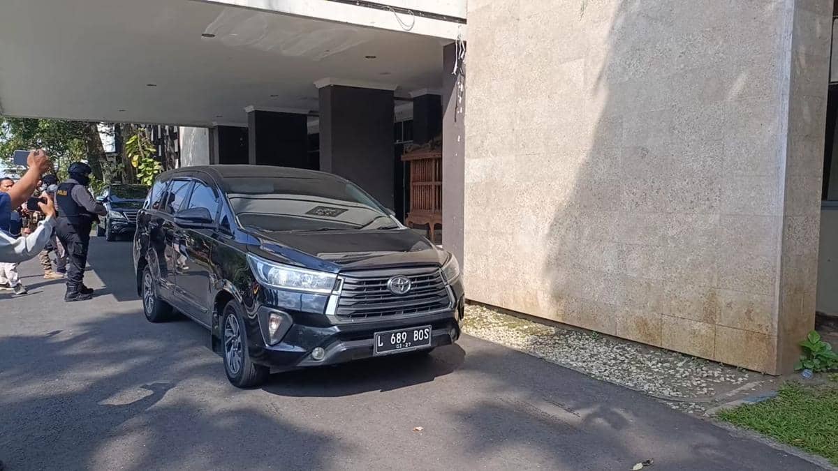 Mobil yang ditumpangi KPK meninggalkan kantor Pemkab Tulungagung. IDN Times/Bramanta Pamungkas