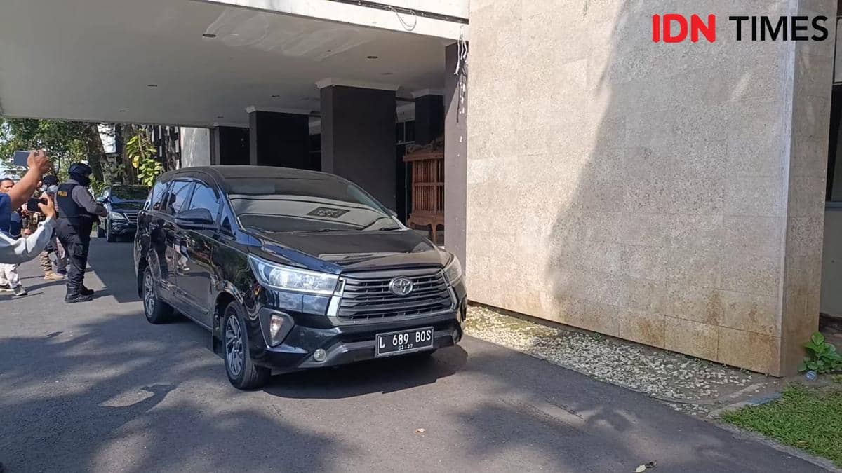 Mobil yang ditumpangi KPK meninggalkan kantor Pemkab Tulungagung. IDN Times/Bramanta Pamungkas