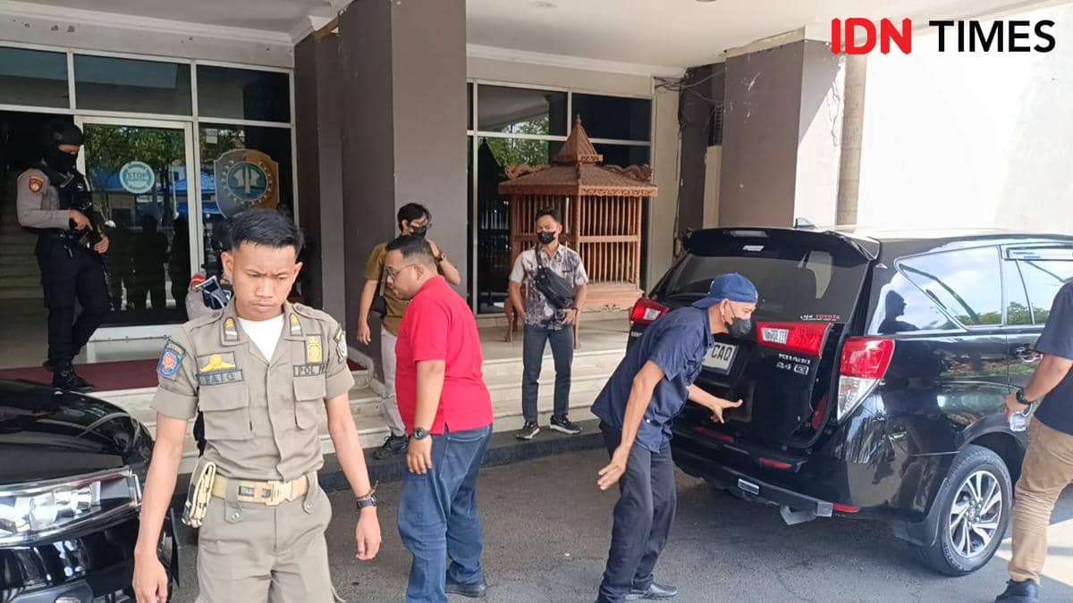 Petugas KPK usai menggeledah kantor Pemkab Tulungagung. IDN Times/Bramanta Pamungkas