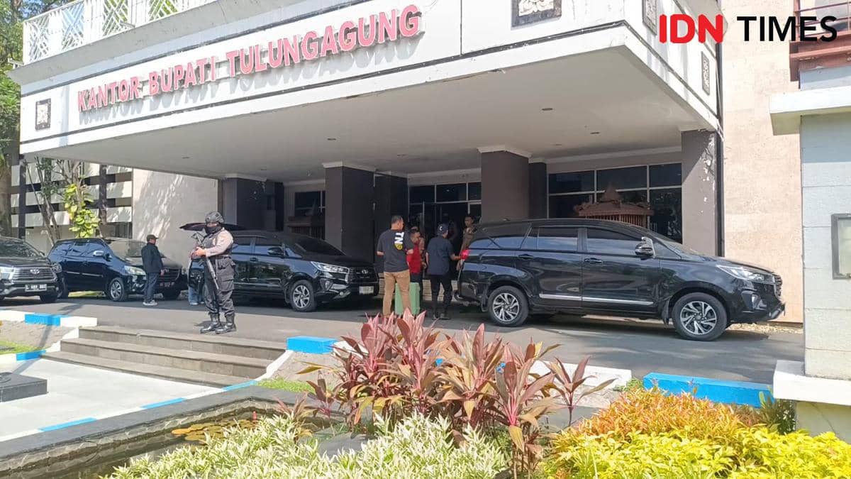 Petugas KPK usai menggeledah kantor Pemkab Tulungagung. IDN Times/Bramanta Pamungkas