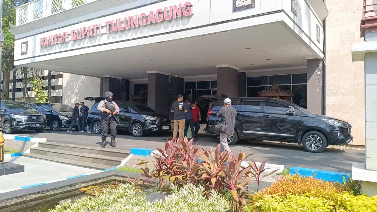 Petugas KPK usai menggeledah kantor Pemkab Tulungagung. IDN Times/Bramanta Pamungkas