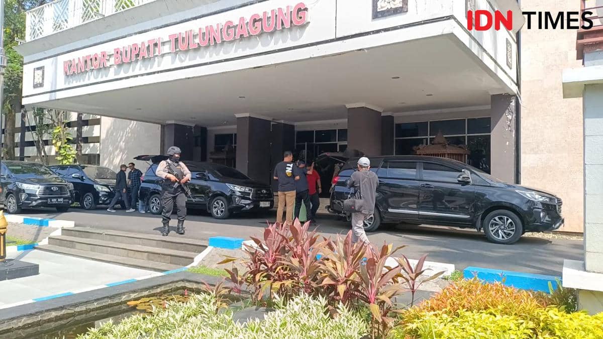 Penyidik KPK Bawa 3 Koper dari Penggeledahan Kantor Pemkab Tulungagung