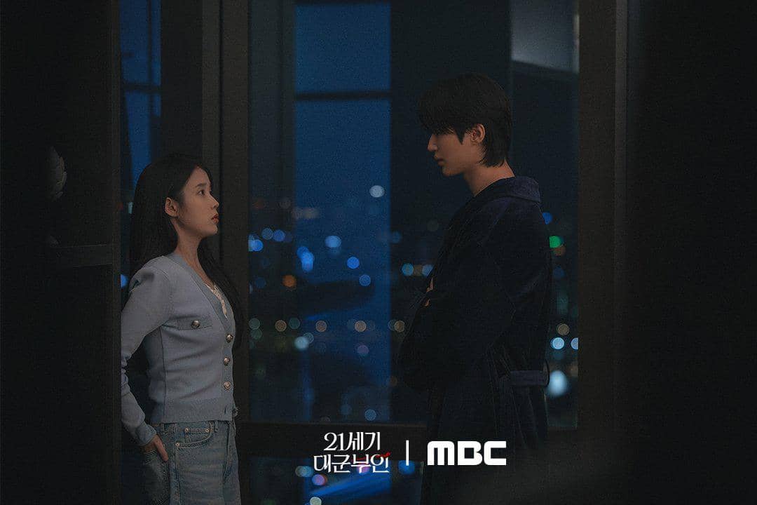 IU dan Byeon Woo Seok di Perfect Crown