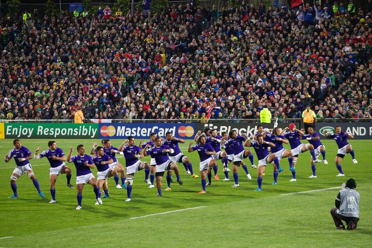 potret ketika skuad Manu Samoa melakukan tarian Siva Tau sebagai simbol kekuatan bangsa di ajang Piala Dunia Rugby 2011