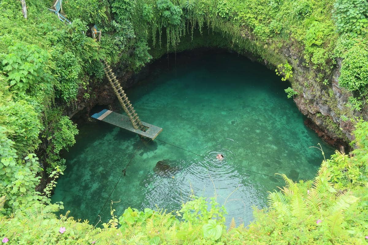 potret To Sua Ocean Trench, kolam renang alami ikonik di tengah hutan tropis Samoa