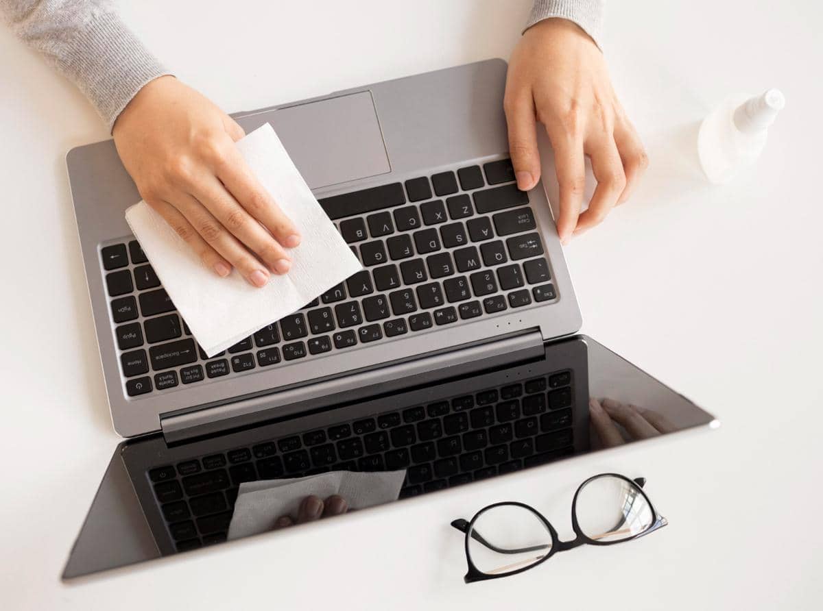 ilustrasi mengelap keyboard