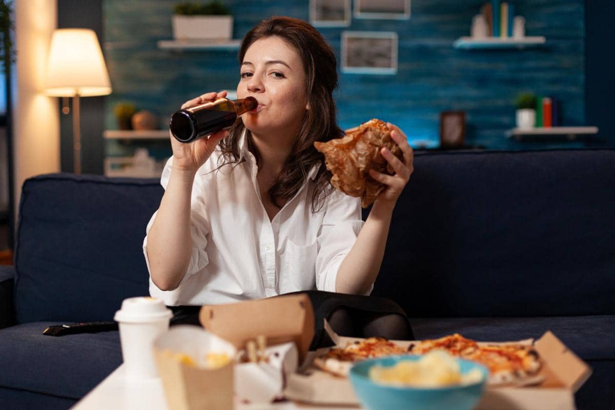 ilustrasi makan junk food di malam hari