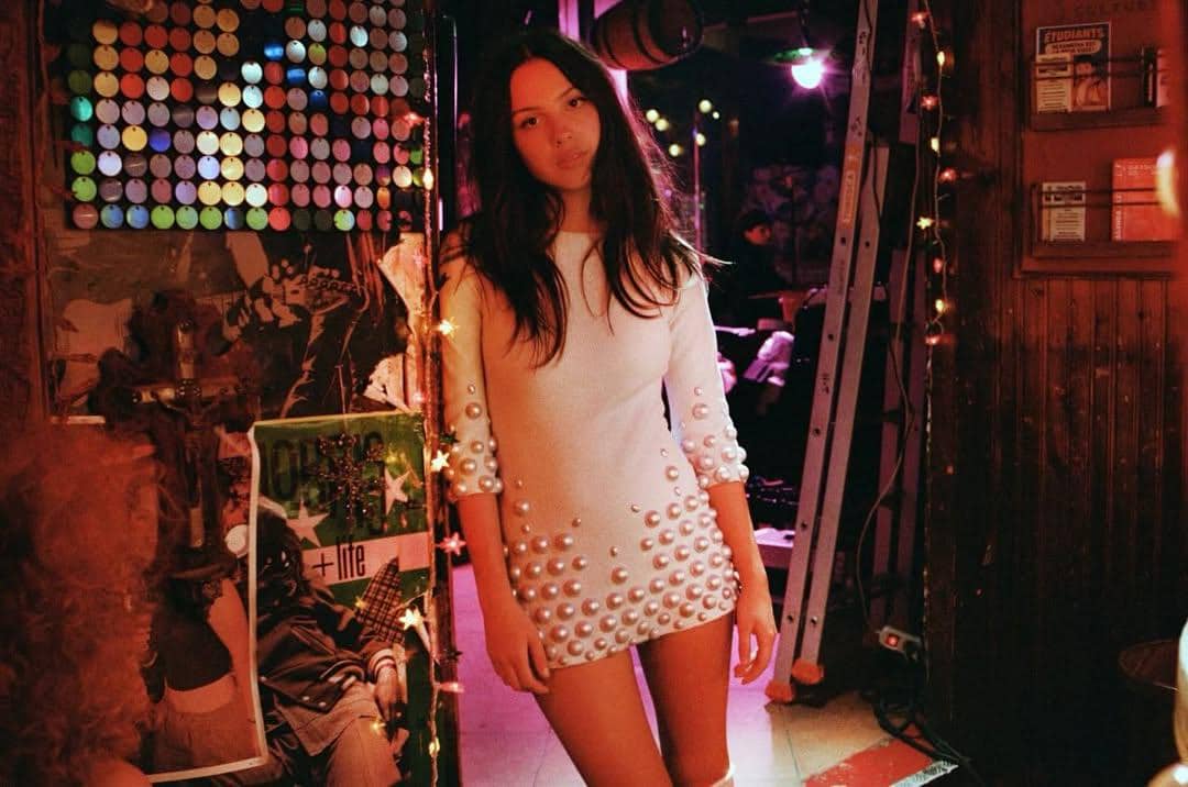 Olivia Rodrigo dalam musik video "drop dead"