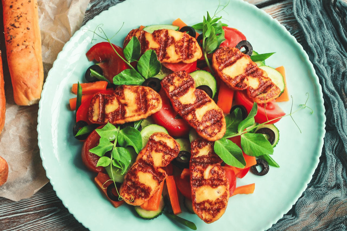 ilustrasi halloumi goreng pan dengan salad