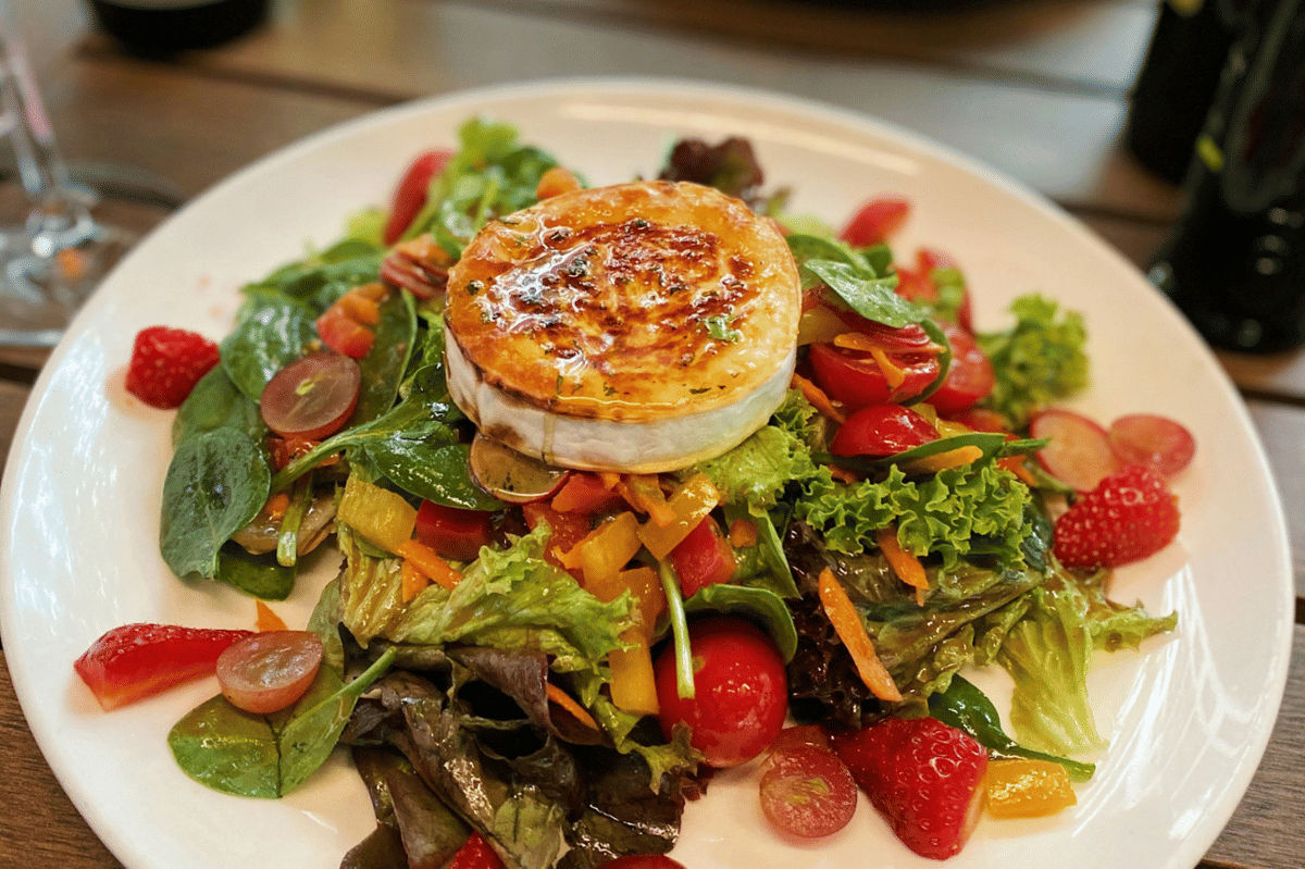 Resep Halloumi Goreng Pan dengan Salad, Kreasi Keju Domba dari Siprus