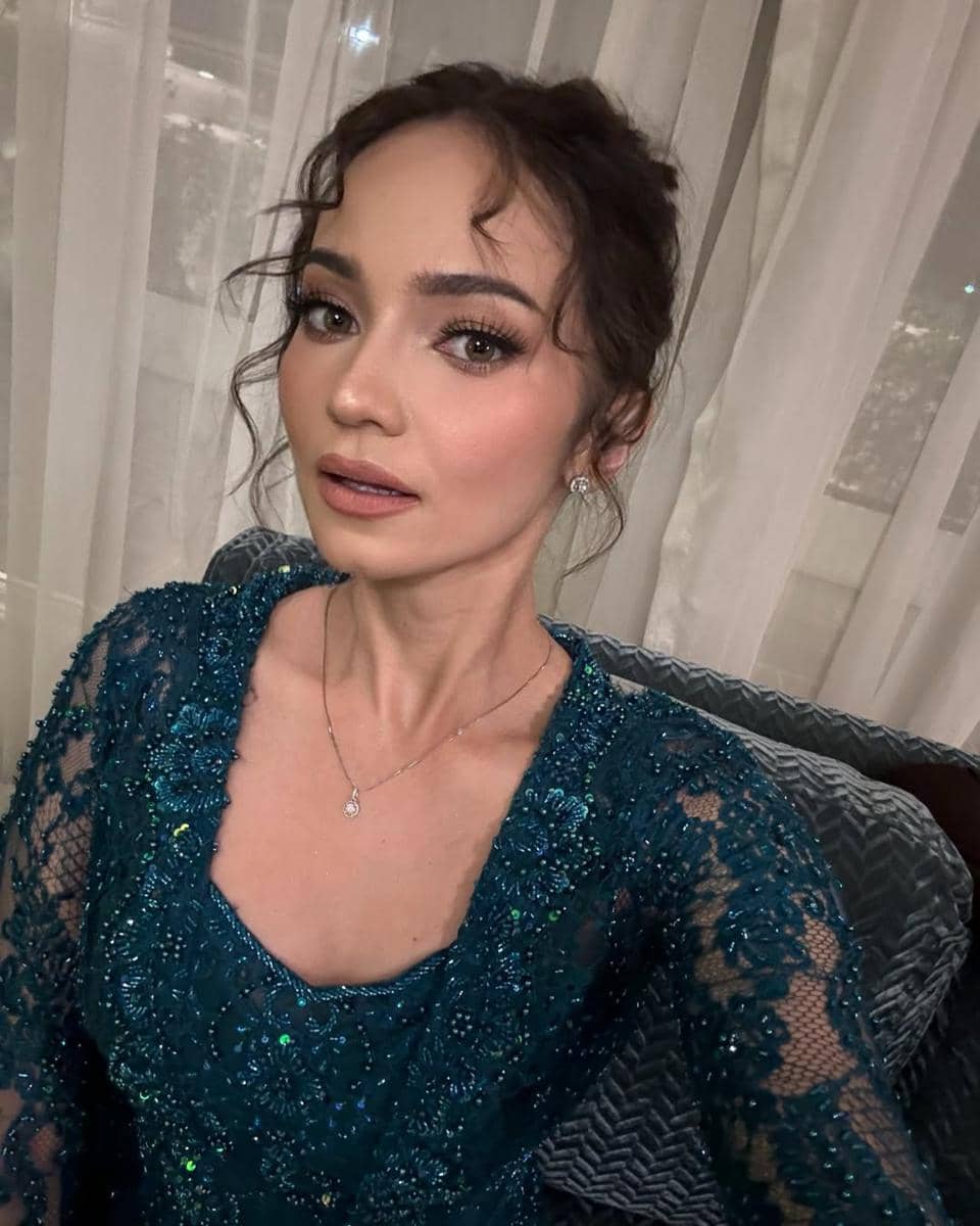 inspirasi hair do elegan ala Enzy Storia 