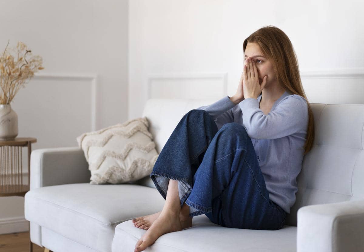 5 Alasan Kamu Sekarang Lebih Pilih Diam daripada Cerita