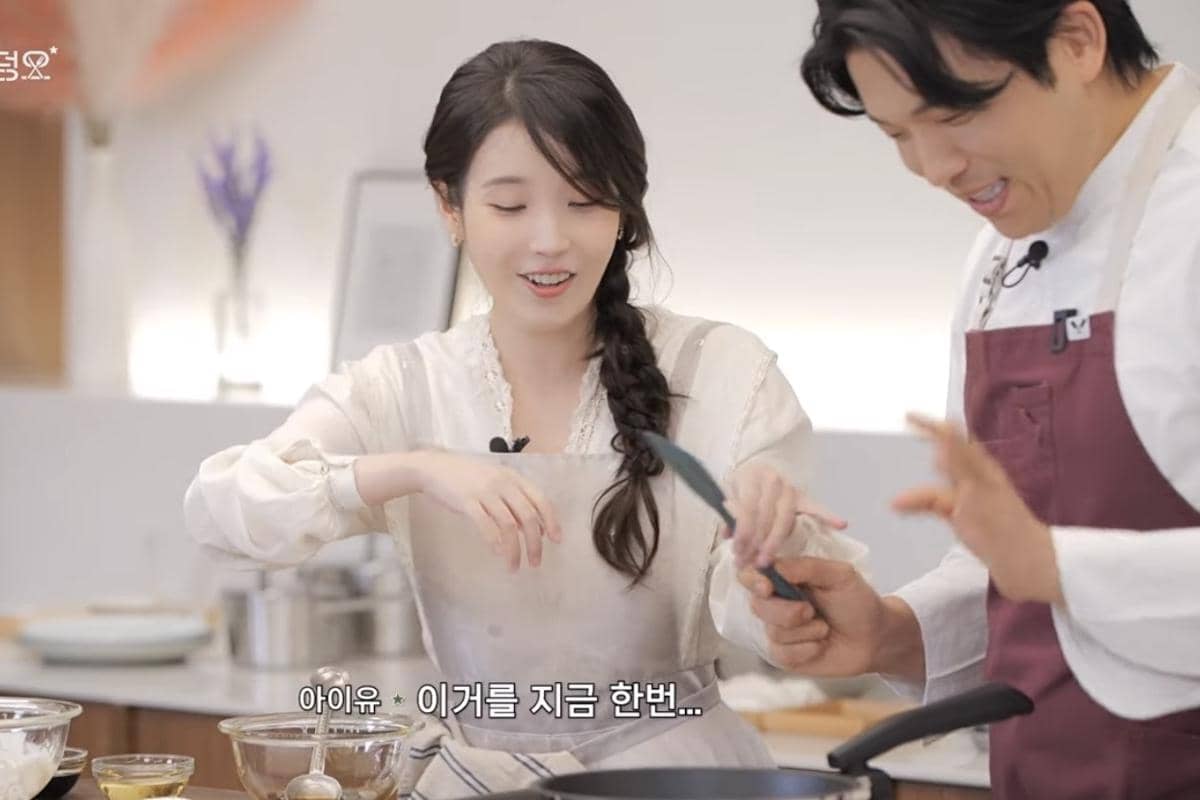 IU dan chef Anh Sung Jae dalam program Anh's Guide to Doneness 